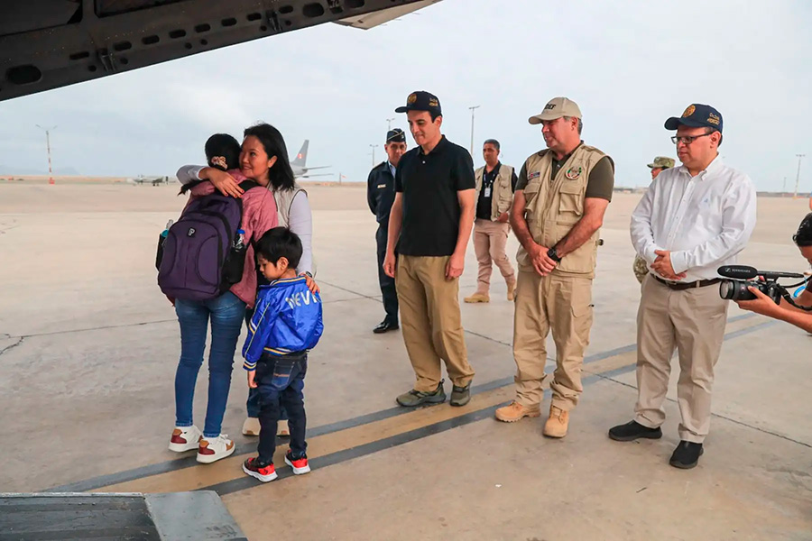 Presidenta Keiko Fujimori recibe a peruanos repatriados por el terremoto en Venezuela